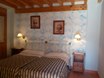 Habitacion con dos camas del hotel abadia con decoracion personalizada
